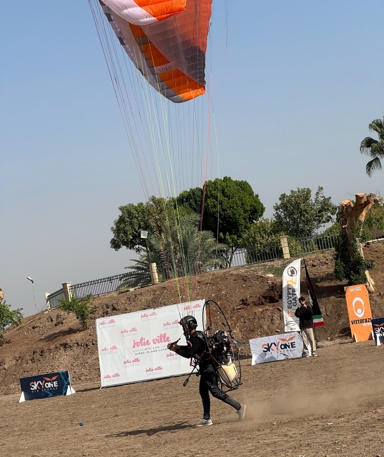 لحظة تحليق مظلات الباراموتور فى سماء الأقصر