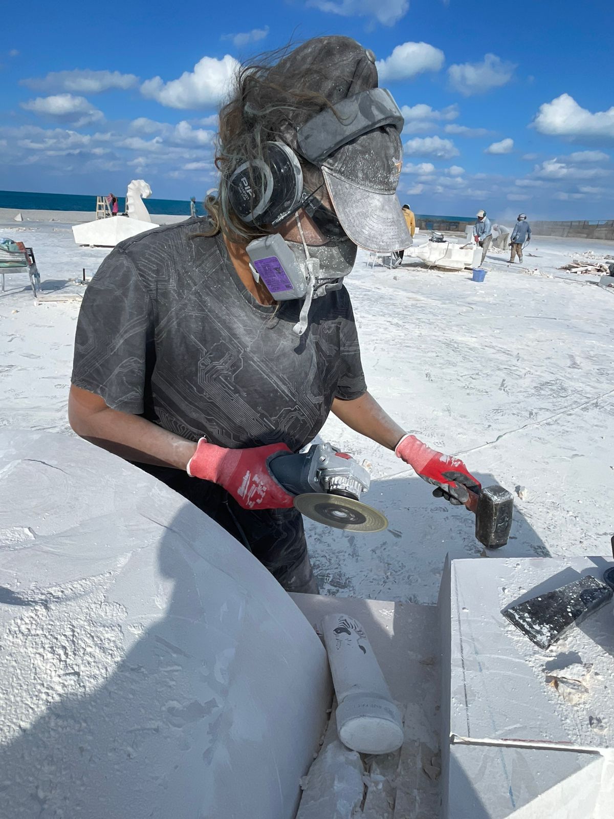 العلمين الجديدة تتحول لقبلة للنحاتين الدوليين العلمين الجديدة تتحول لقبلة للنحاتين الدوليين