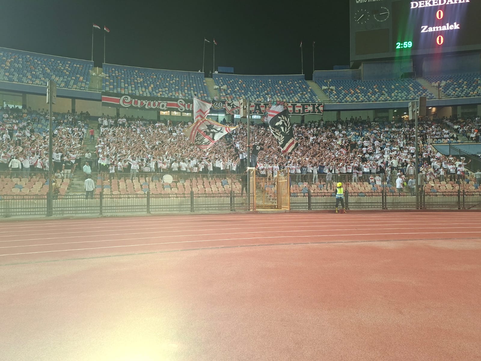 جماهير الزمالك تساند الفريق من مدرجات ستاد القاهرة الدولي جماهير الزمالك تساند الفريق من مدرجات ستاد القاهرة الدولي