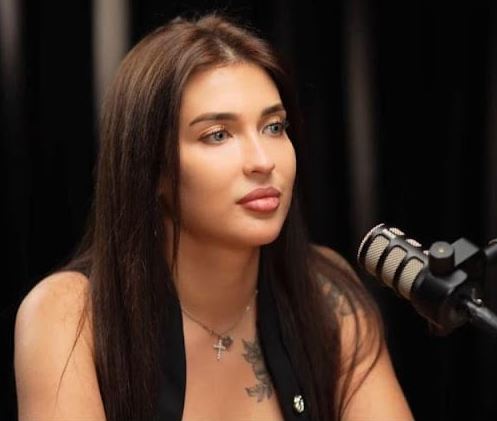 روسية تدعي تغير لون عينها