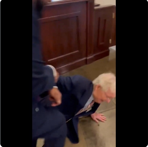 لحظة سقوط السيناتور ميتش ماكونيل