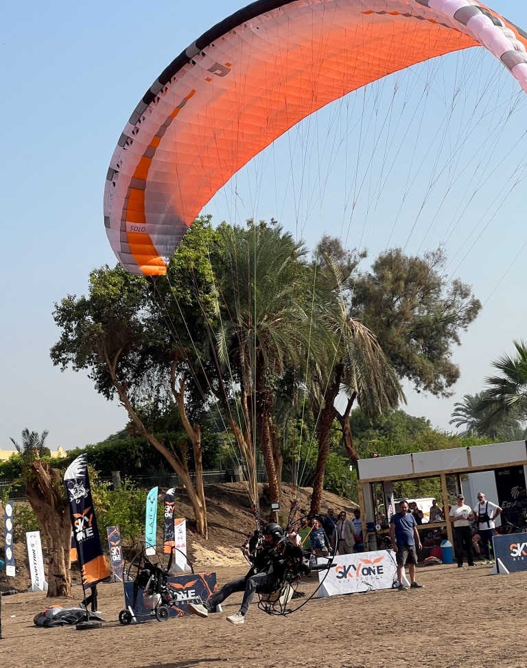 سماء الأقصر تتزين بمغامرات مظلات الباراموتور