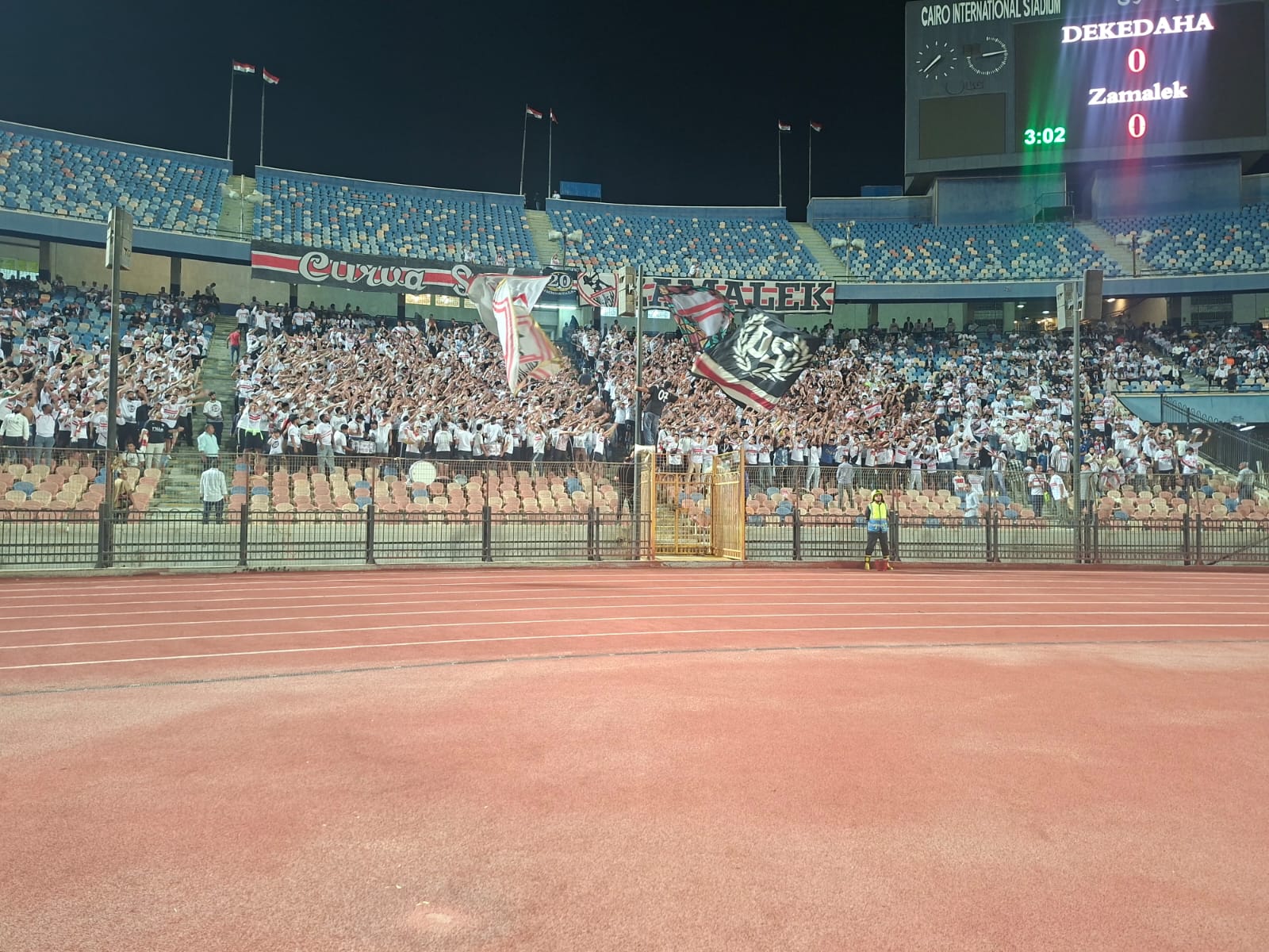 جمهور الزمالك يحيى اللاعبين فى استاد القاهرة جمهور الزمالك يحيى اللاعبين فى استاد القاهرة