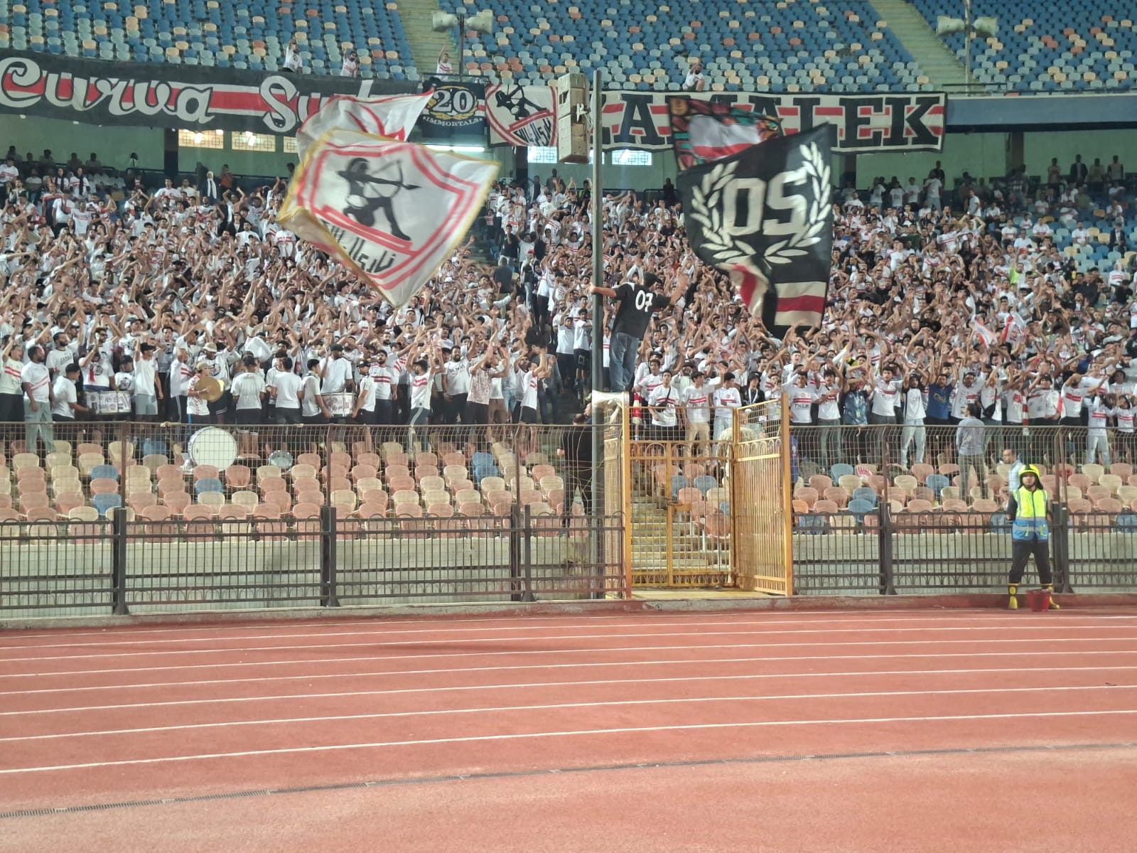 جمهور الزمالك يساند الفريق أمام ديكيداها جمهور الزمالك يساند الفريق أمام ديكيداها