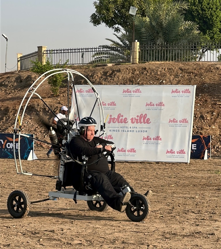 سحر الباراموتور مظلات المغامرون الأجانب فى الأقصر