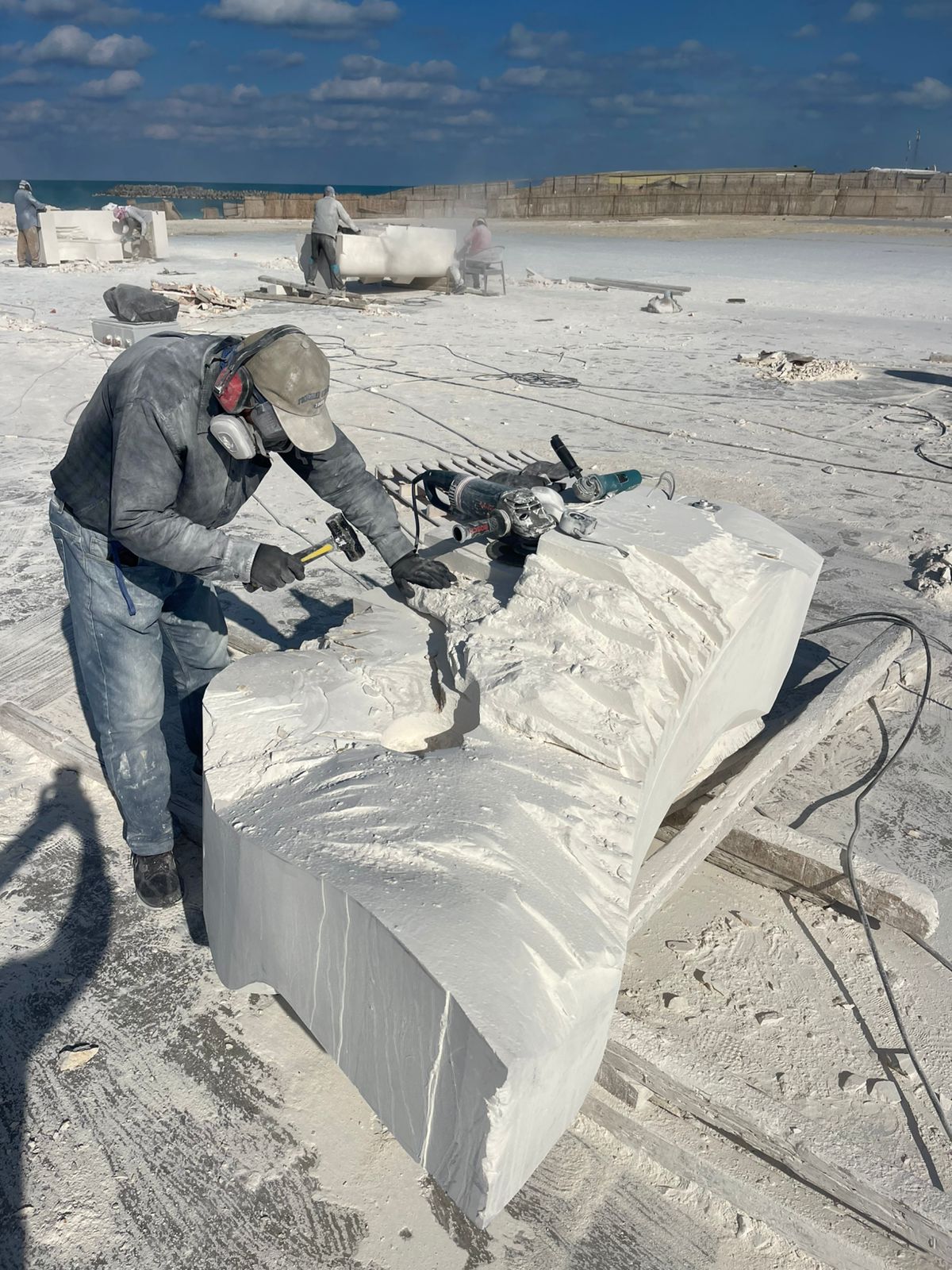 نحات ينفذ عمله الابداعي - سمبزيوم العلمين الدولي نحات ينفذ عمله الابداعي - سمبزيوم العلمين الدولي