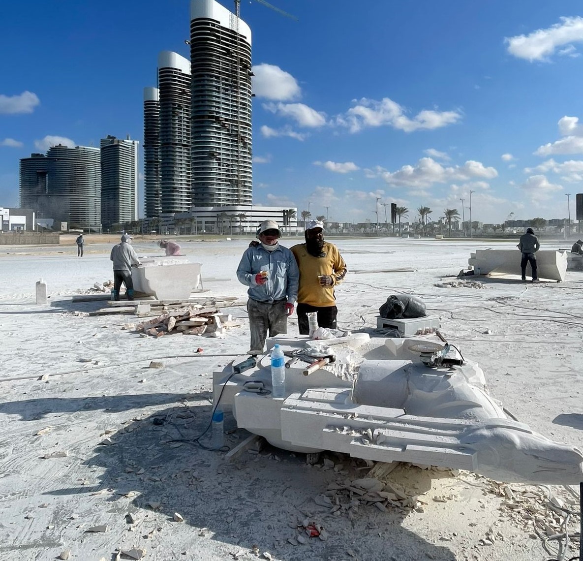 جانب من اعمال النحت لفنانيين دوليين بمدينة العلمين جانب من اعمال النحت لفنانيين دوليين بمدينة العلمين