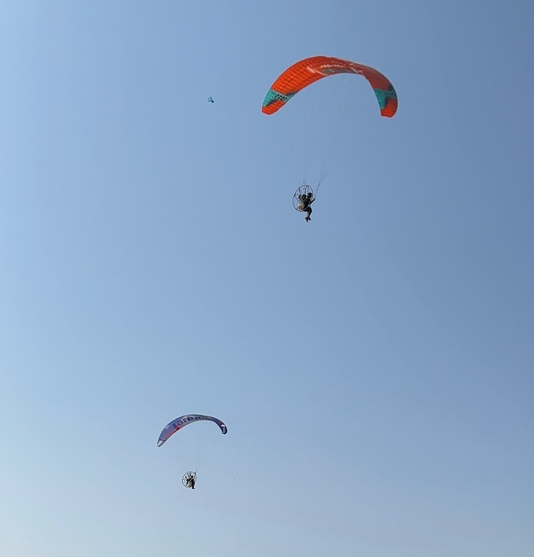 تحليق مظلات الباراموتور بمشاركة 100 أجنبي فى الأقصر