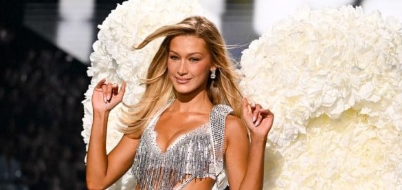 بيلا حديد بعرض أزياء فيكتوريا 