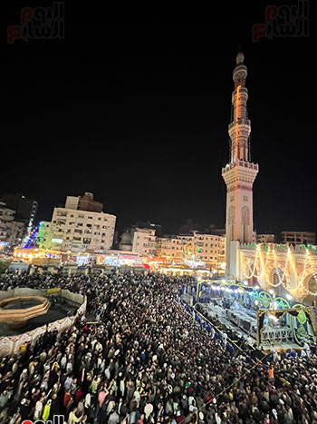 احتشاد الآلاف في الساحة امام المنصة احتشاد الآلاف في الساحة امام المنصة