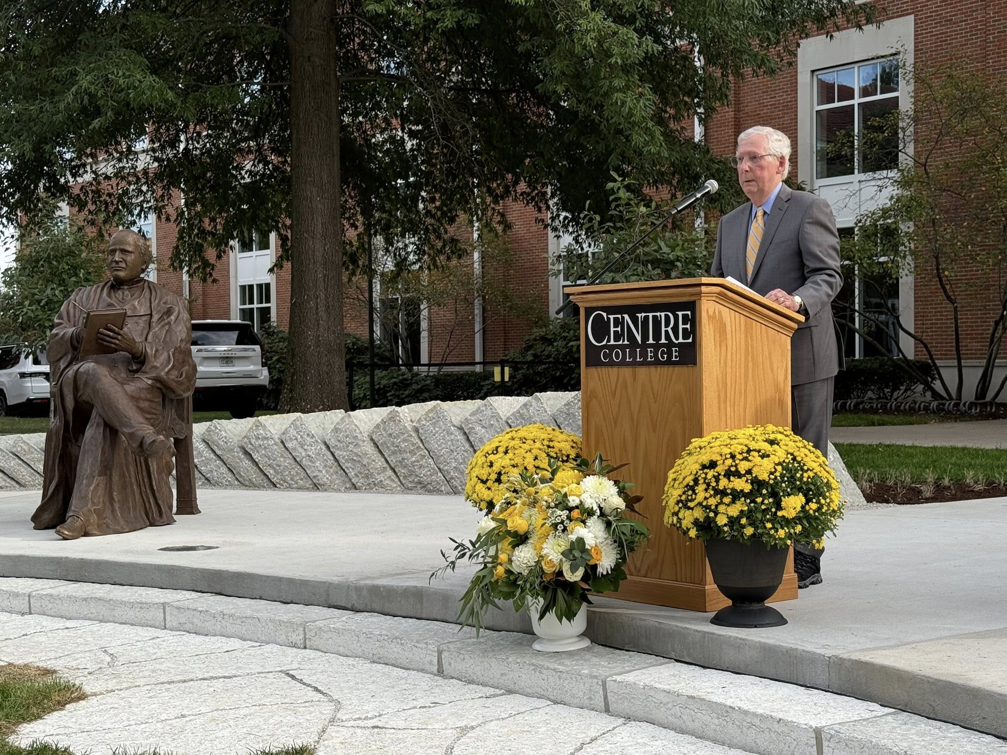 السيناتور ميتش ماكونيل