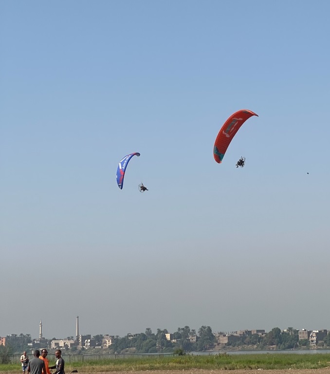 جانب من تحليق مظلات الباراموتور بمشاركة 100 أجنبي فى السماء