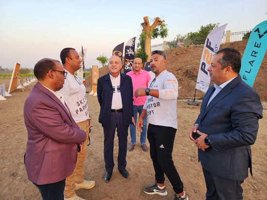 محافظ-الأقصر-يلتقي-مع-100-مغامر-مظلات