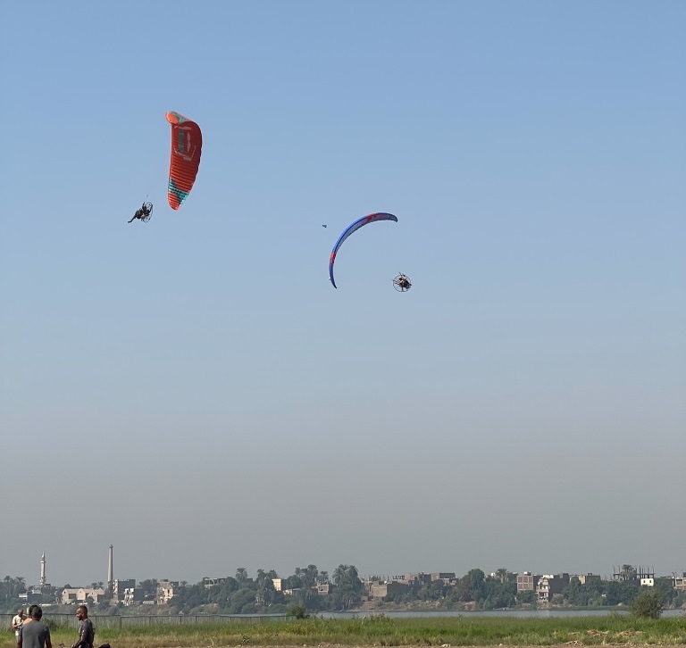تحليق مظلات الباراموتور بمشاركة 100 أجنبي فى سماء الأقصر