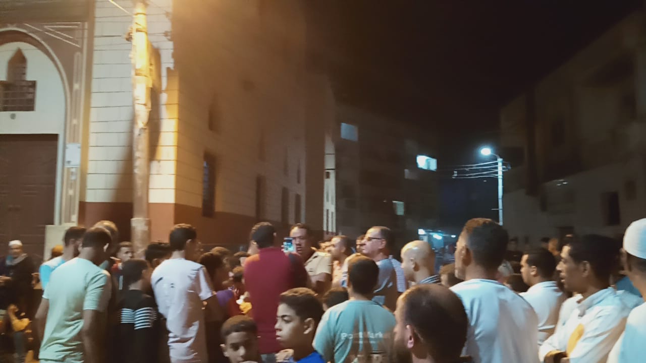 أهالى البحيرة يشيعون جنازة 3 أشخاص (3)