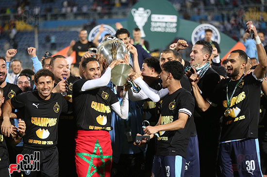 لاعبى بيراميدز مع كأس السوبر الأفريقى