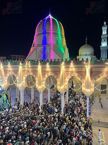حضور آلاف المريدين فى الليلة الختامية لمولد السيد البدوى حضور آلاف المريدين فى الليلة الختامية لمولد السيد البدوى