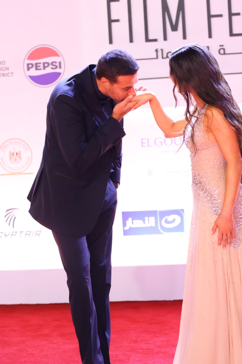 السعدني يقبل يد مايان السيد