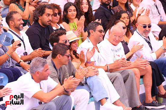 تصفيق من الحضور تصفيق من الحضور