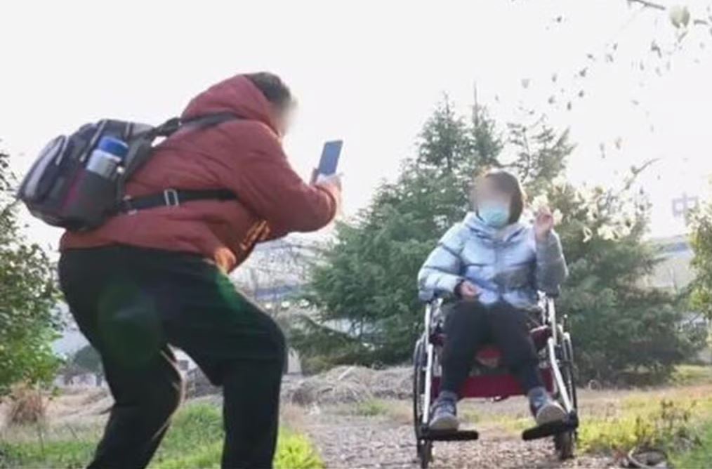 الزوجة على كرسي متحرك