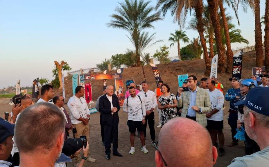 لقاء المحافظ مع المغامرين الأجانب فى أرض التحليق لقاء المحافظ مع المغامرين الأجانب فى أرض التحليق