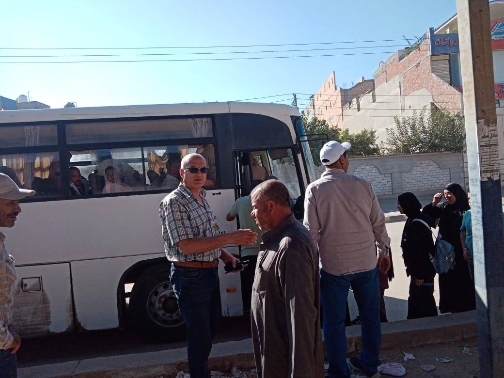 رئيس مدينة سيدي غازي يشرف على توفير السيارات لنقل الطلاب والأهالي