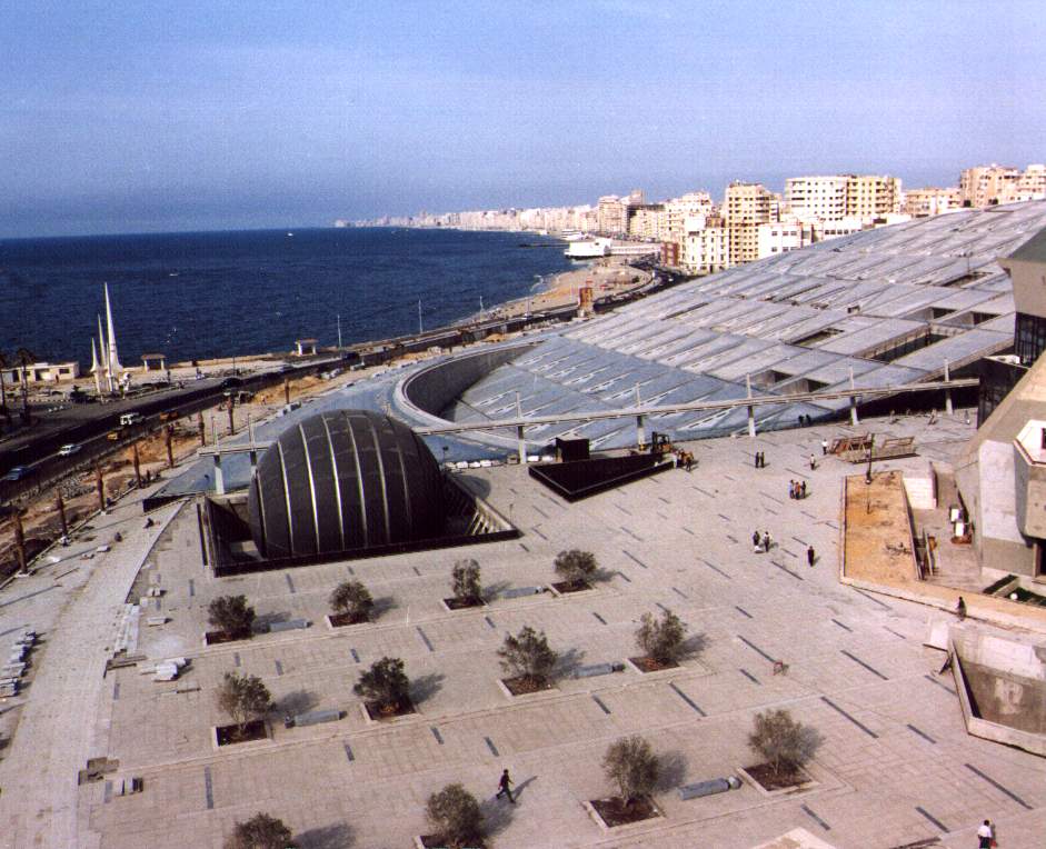 المكتبة من الخارج المكتبة من الخارج