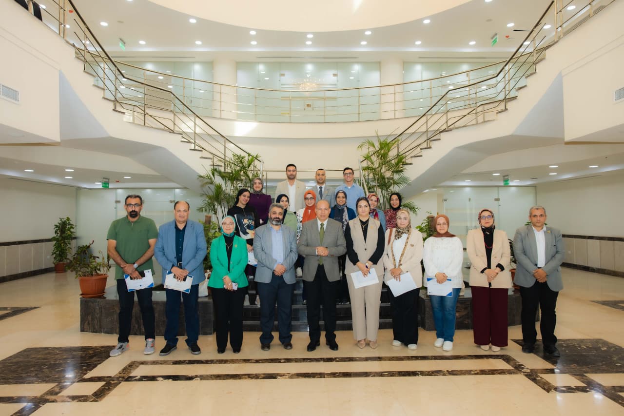 رئيس الجامعة يكرم فريق جامعة المنصورة الأهلية