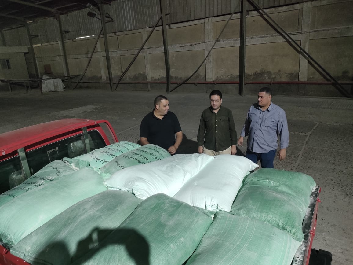 ضبط طن ونصف دقيق داخل مطحن قبل بيعه في السوق السوداء بدسوق