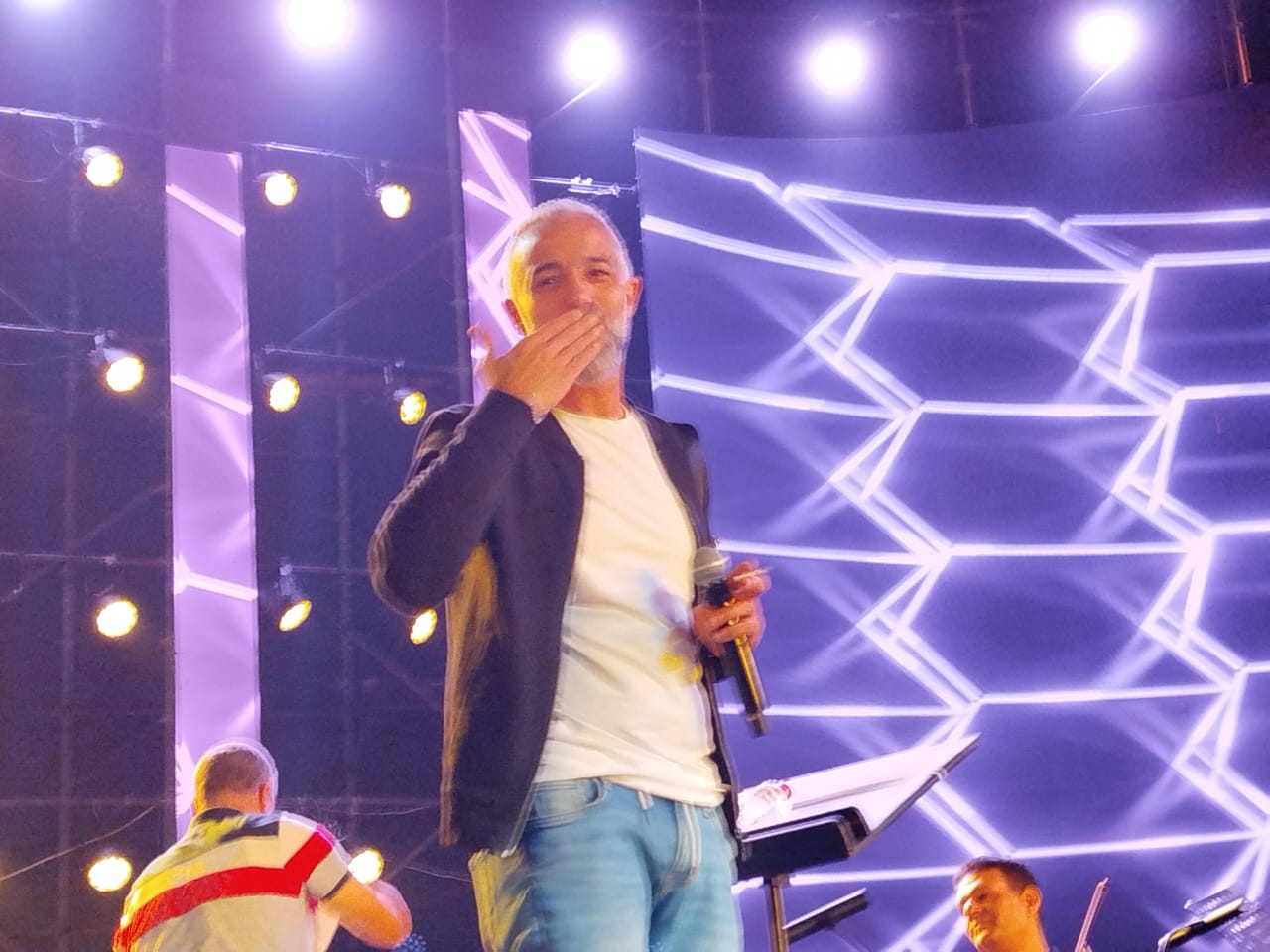 مصطفى حلمي يجرّب النغمات قبل حفل هاني شاكر (3)