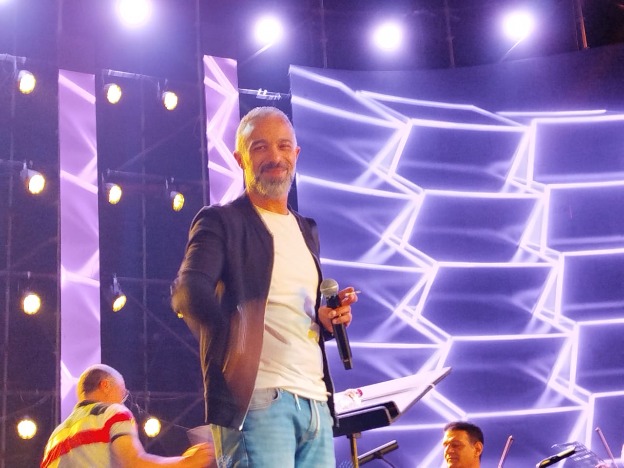 مصطفى حلمي يجرّب النغمات قبل حفل هاني شاكر (2)