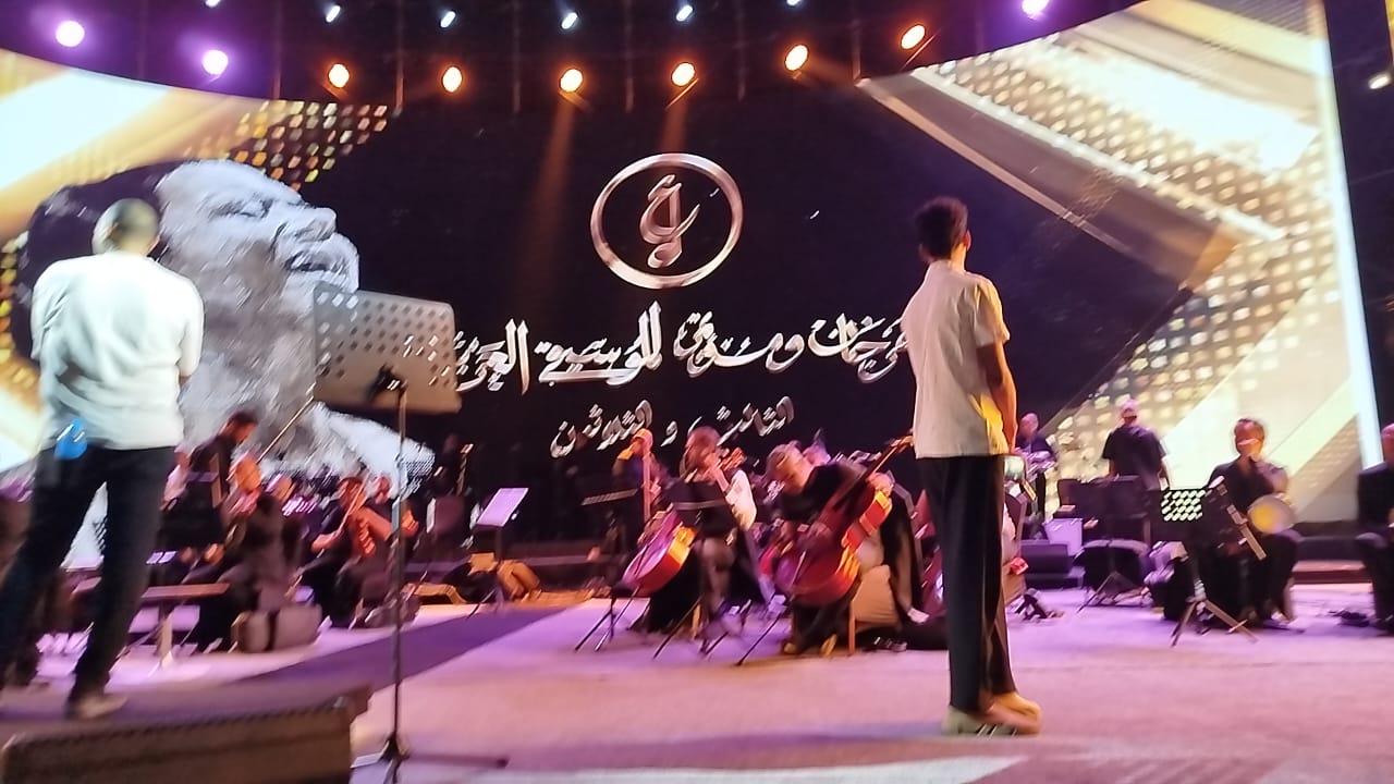 مصطفى حلمي يجرّب النغمات قبل حفل هاني شاكر (6)