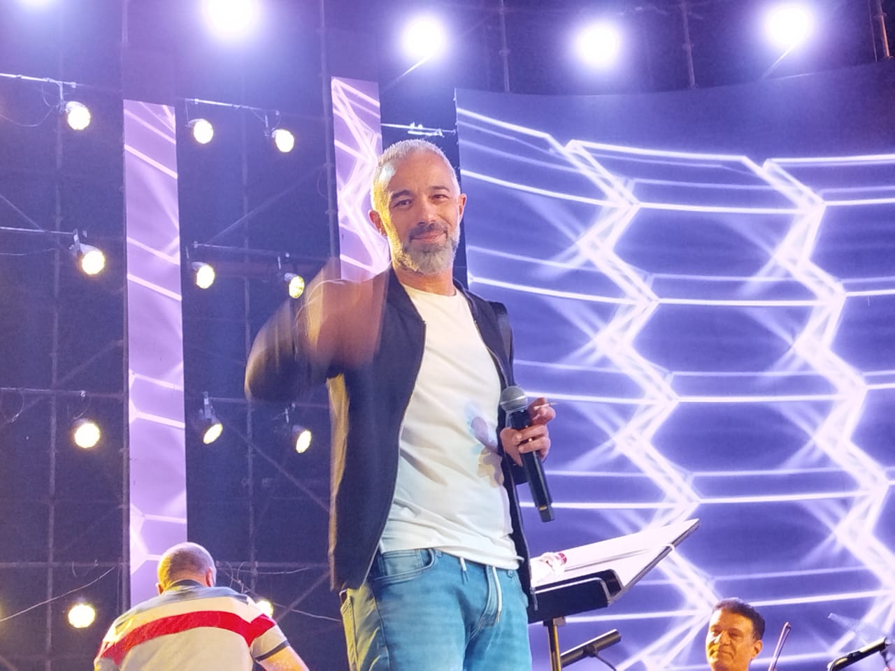 مصطفى حلمي يجرّب النغمات قبل حفل هاني شاكر (1)