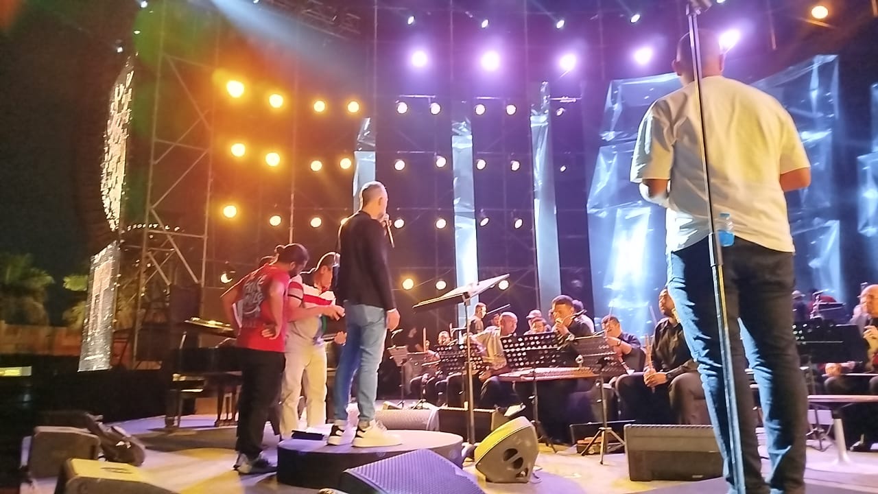 مصطفى حلمي يجرّب النغمات قبل حفل هاني شاكر (5)