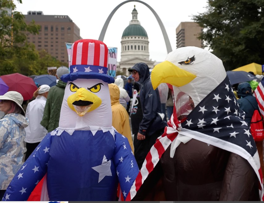 محتجون فى ملابس تنكرية