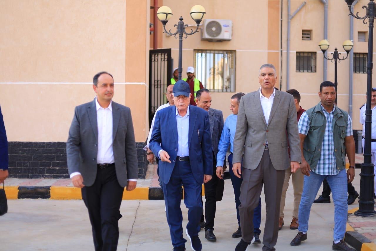 مستشار رئيس الجمهورية للتنمية المحلية ومحافظ أسوان يزوران مركز العزيمة بالمحافظة ويستقبلهم  مدير صندوق مكافحة الإدمان