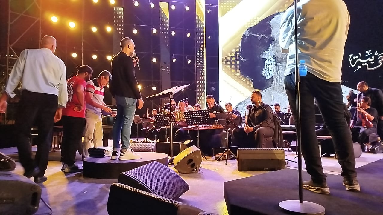 مصطفى حلمي يجرّب النغمات قبل حفل هاني شاكر (4)