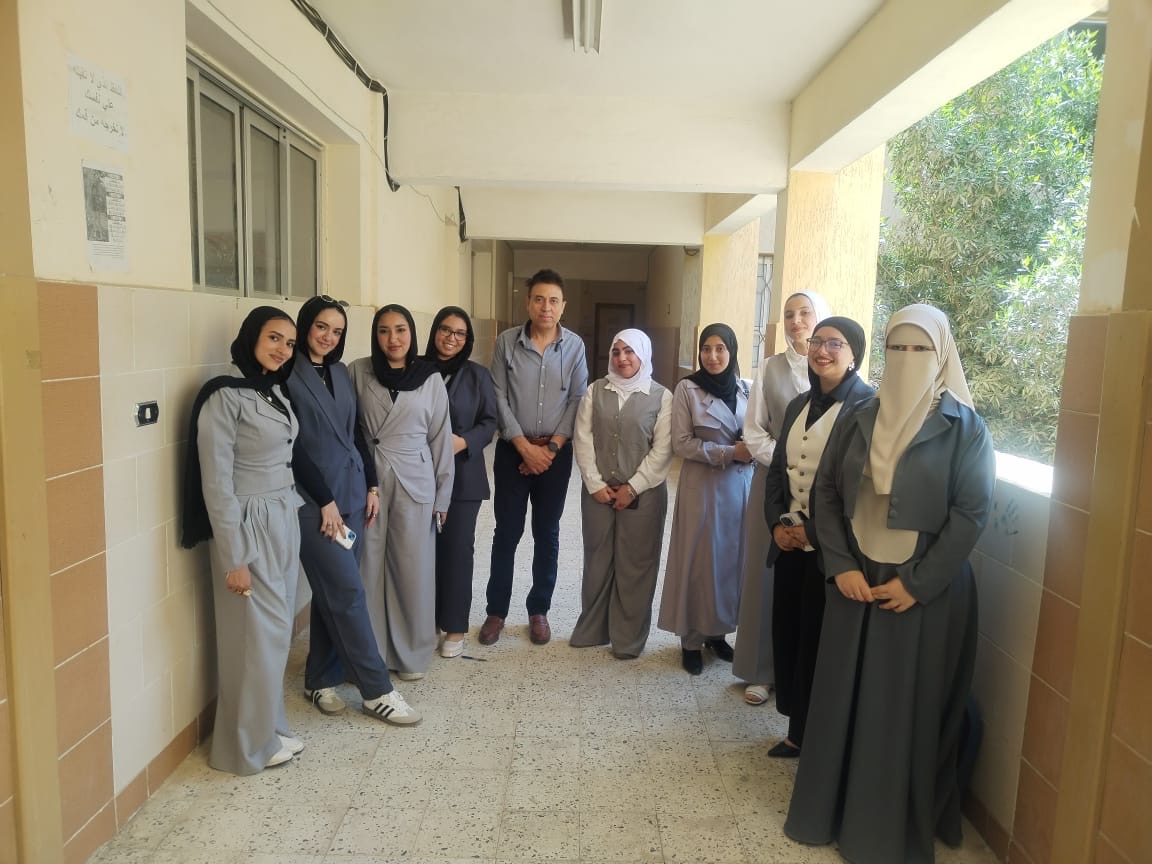 فريق عمل مشروع اليد الصناعية الذكية داخل مدرستهم فريق عمل مشروع اليد الصناعية الذكية داخل مدرستهم