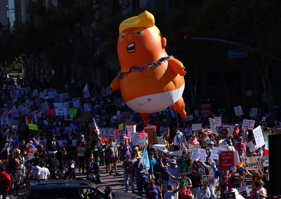 دمية ترامب فى الاحتجاجات