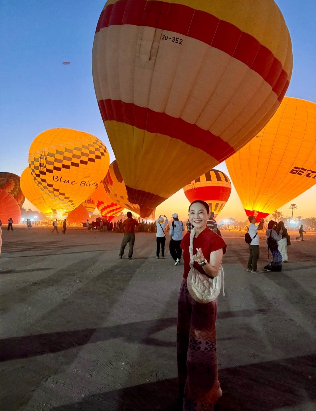 سعادة أجنبية قبل التحليق فى رحلات البالون الطائر سعادة أجنبية قبل التحليق فى رحلات البالون الطائر