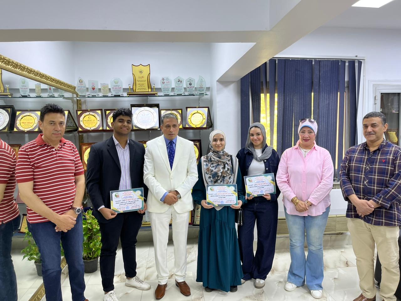 وكيل وزارة التعليم بالجيزة يكرم أميرة وزملائها المتفوقين وكيل وزارة التعليم بالجيزة يكرم أميرة وزملائها المتفوقين