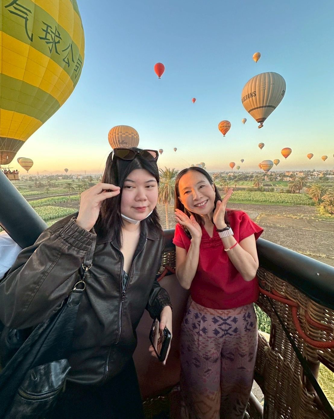 بهجة ضيوف العالم فى قلب رحلات البالون الطائر بهجة ضيوف العالم فى قلب رحلات البالون الطائر