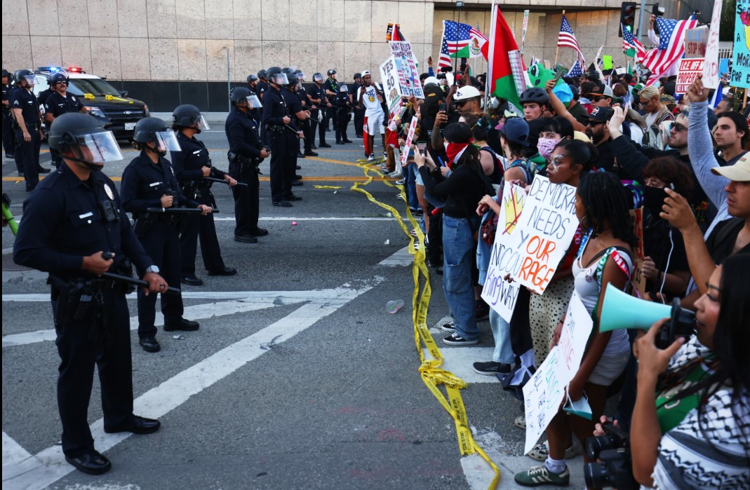 الشرطة أمام المحتجين