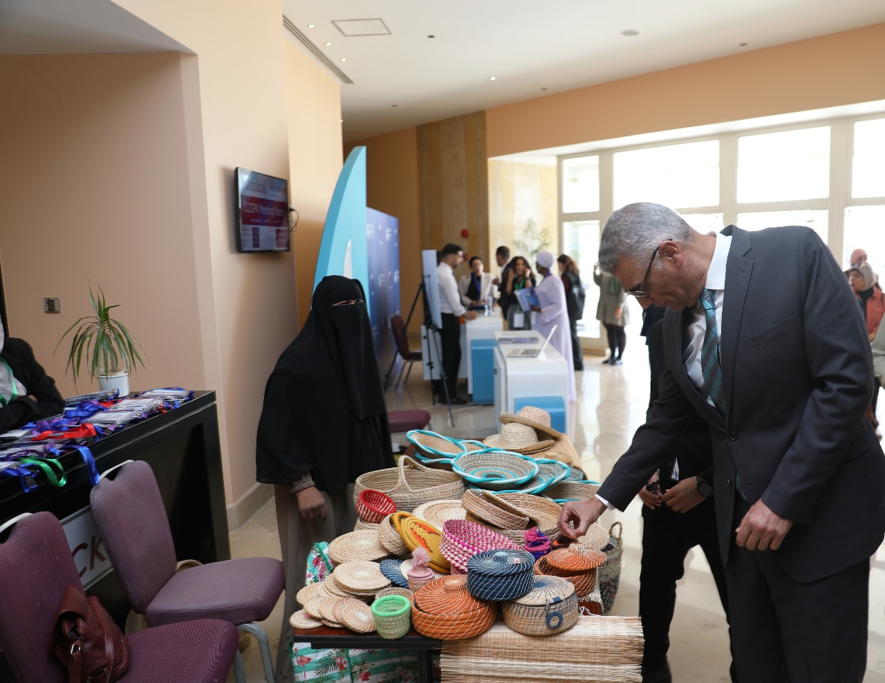 محافظ أسوان يتفقد معرض المشغولات اليدوية