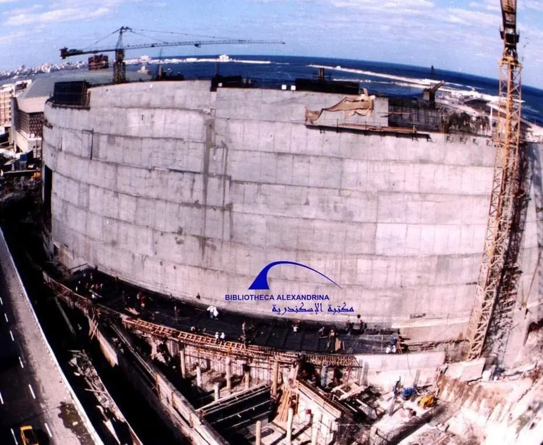 أثناء انشاء المبنى الرئيسى أثناء انشاء المبنى الرئيسى