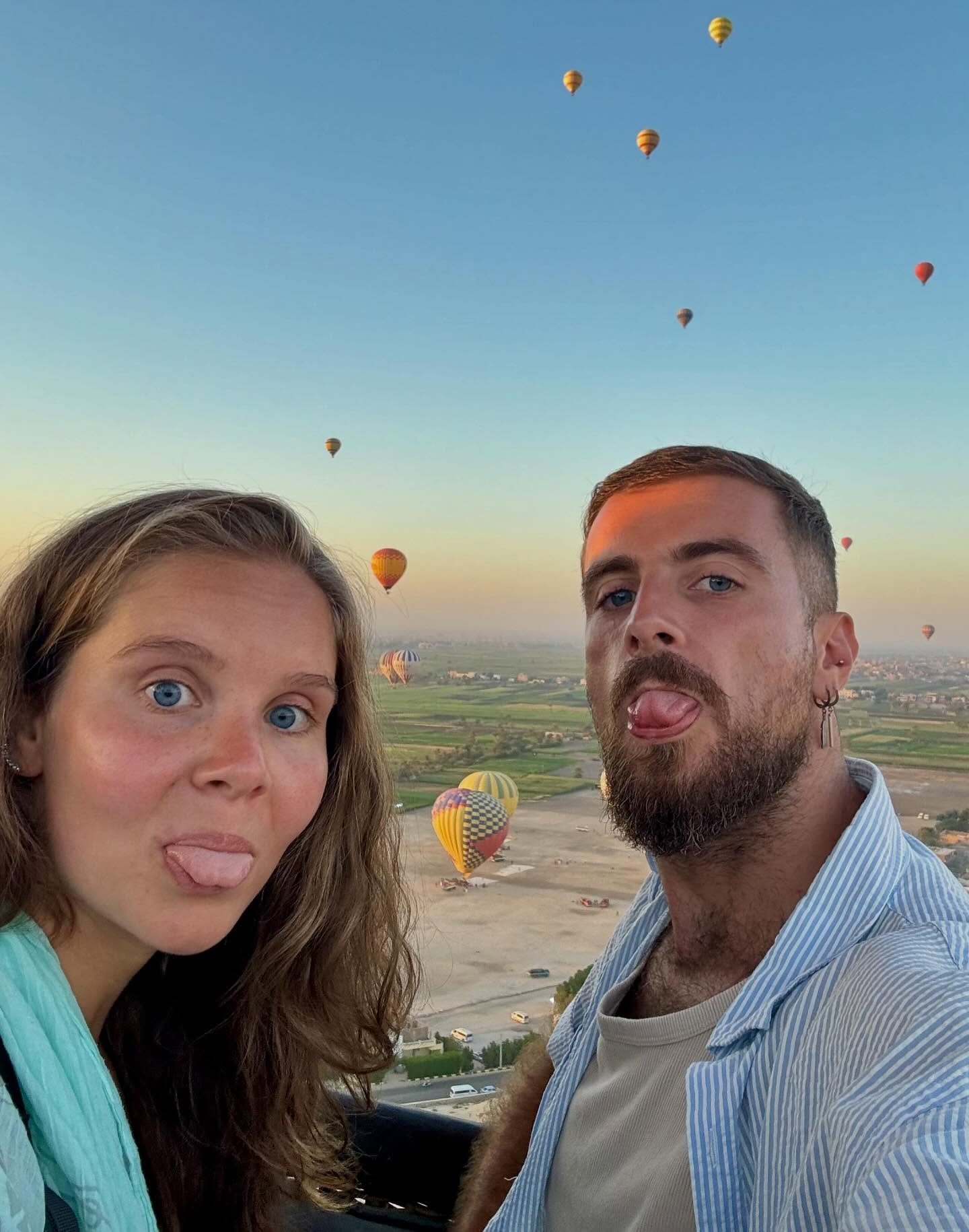 سيلفي سعيد للسائحين فى رحلة البالون الطائر سيلفي سعيد للسائحين فى رحلة البالون الطائر