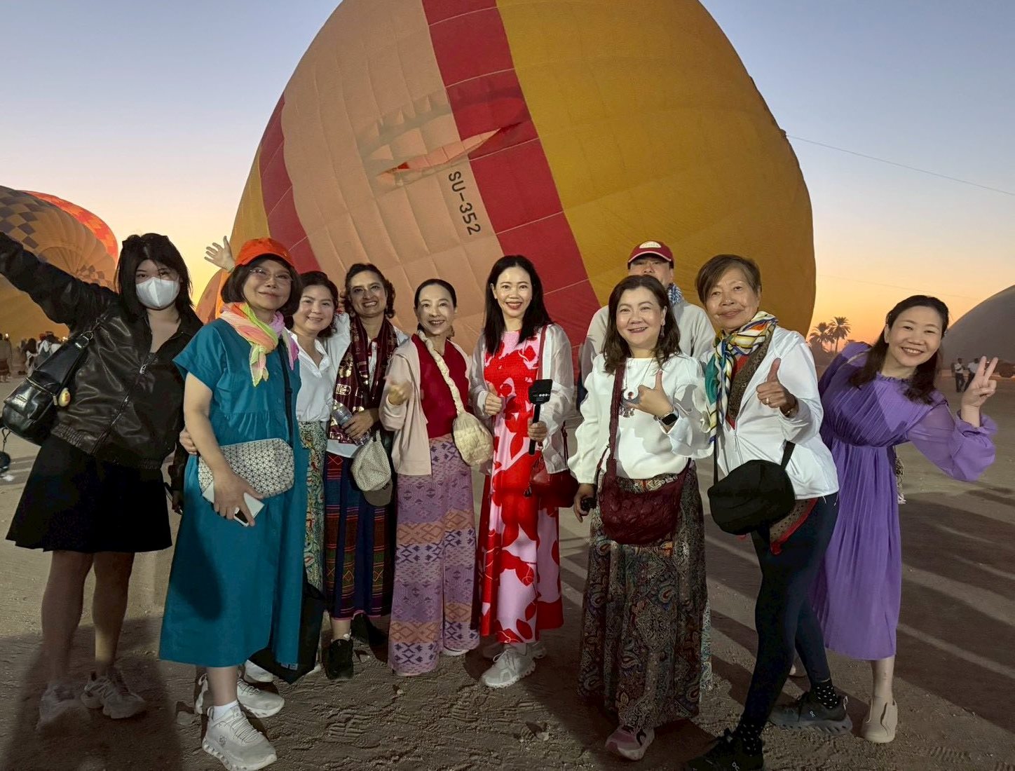 سعادة الأجانب خلال تحليق رحلات البالون الطائر بالأقصر سعادة الأجانب خلال تحليق رحلات البالون الطائر بالأقصر