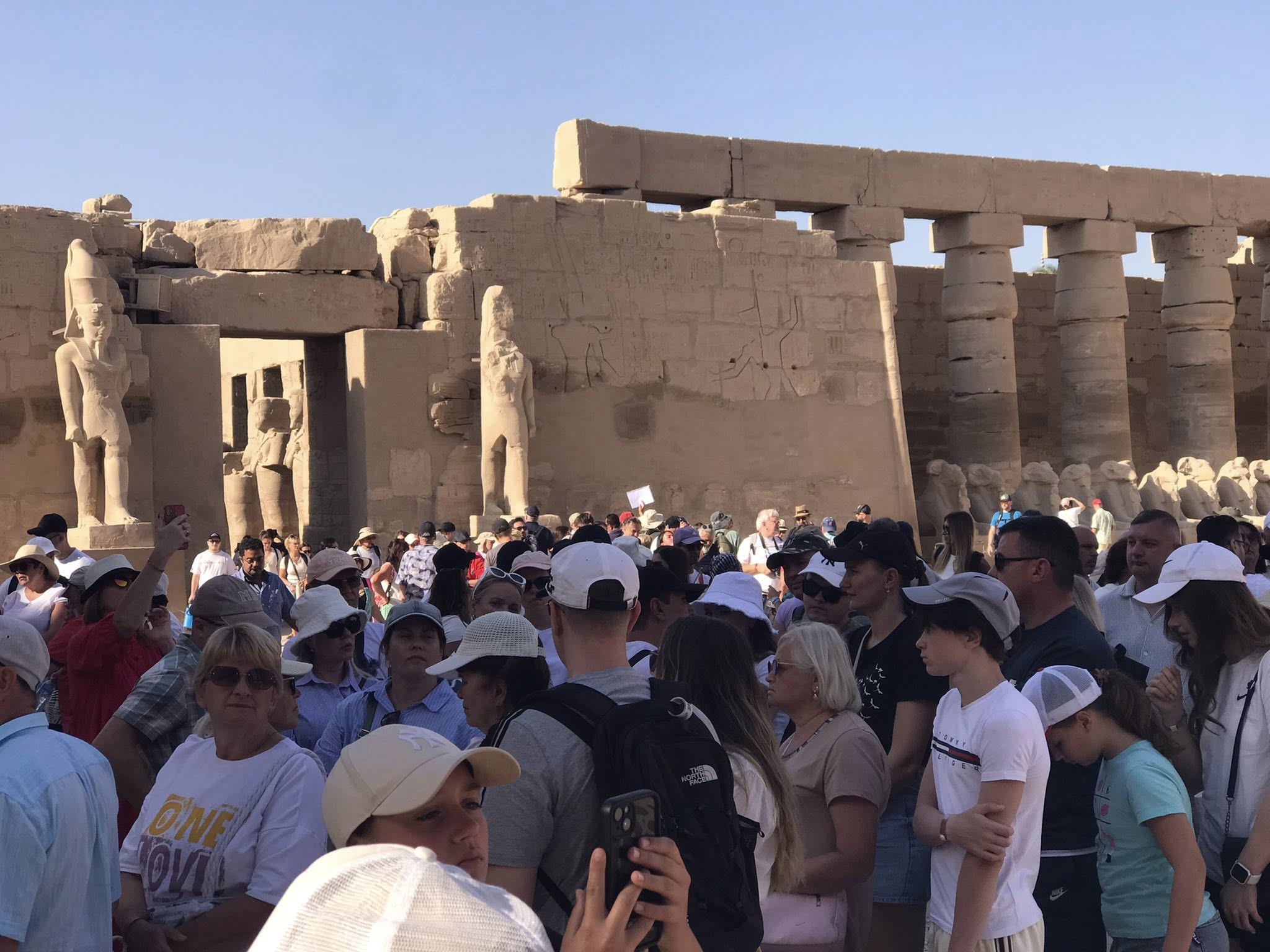 أفواج مميزة من السائحين يستمتعون بالشرح فى الكرنك أفواج مميزة من السائحين يستمتعون بالشرح فى الكرنك
