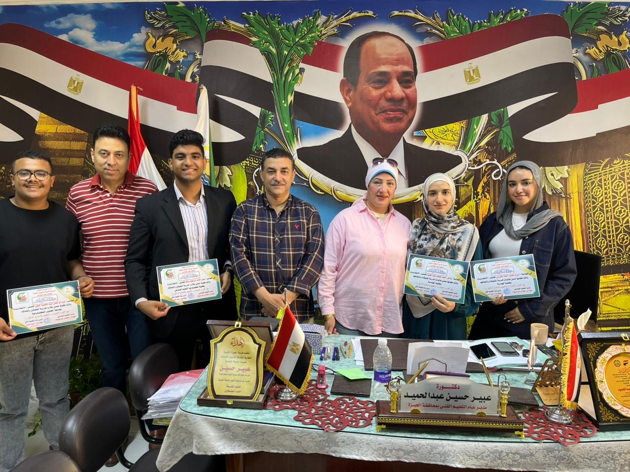 صورة جماعية لطلاب التعليم الفني المتفوقين بالجيزة صورة جماعية لطلاب التعليم الفني المتفوقين بالجيزة