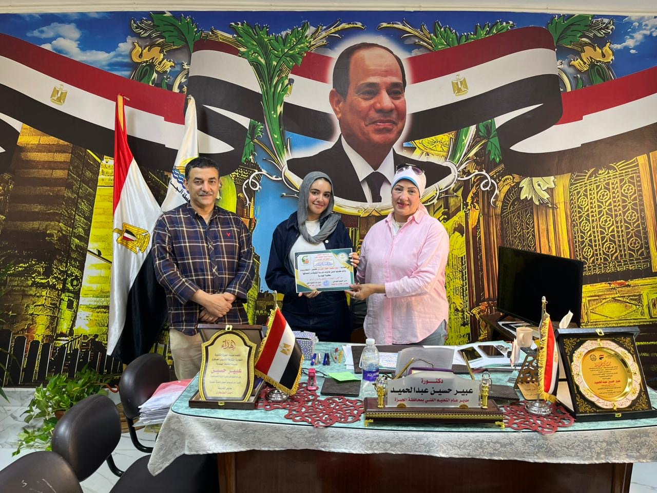 مدير عام التعليم الفني بالجيزة تكرم الطالبة أميرة مدير عام التعليم الفني بالجيزة تكرم الطالبة أميرة